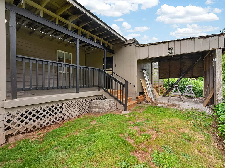 2401 NE Everett Rd — Photo 23