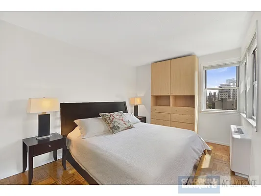 Sold by Aclawrence | media 7