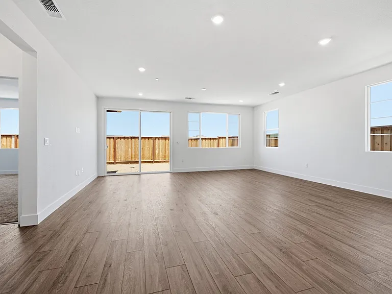 2681 Dashwood St — Photo 10