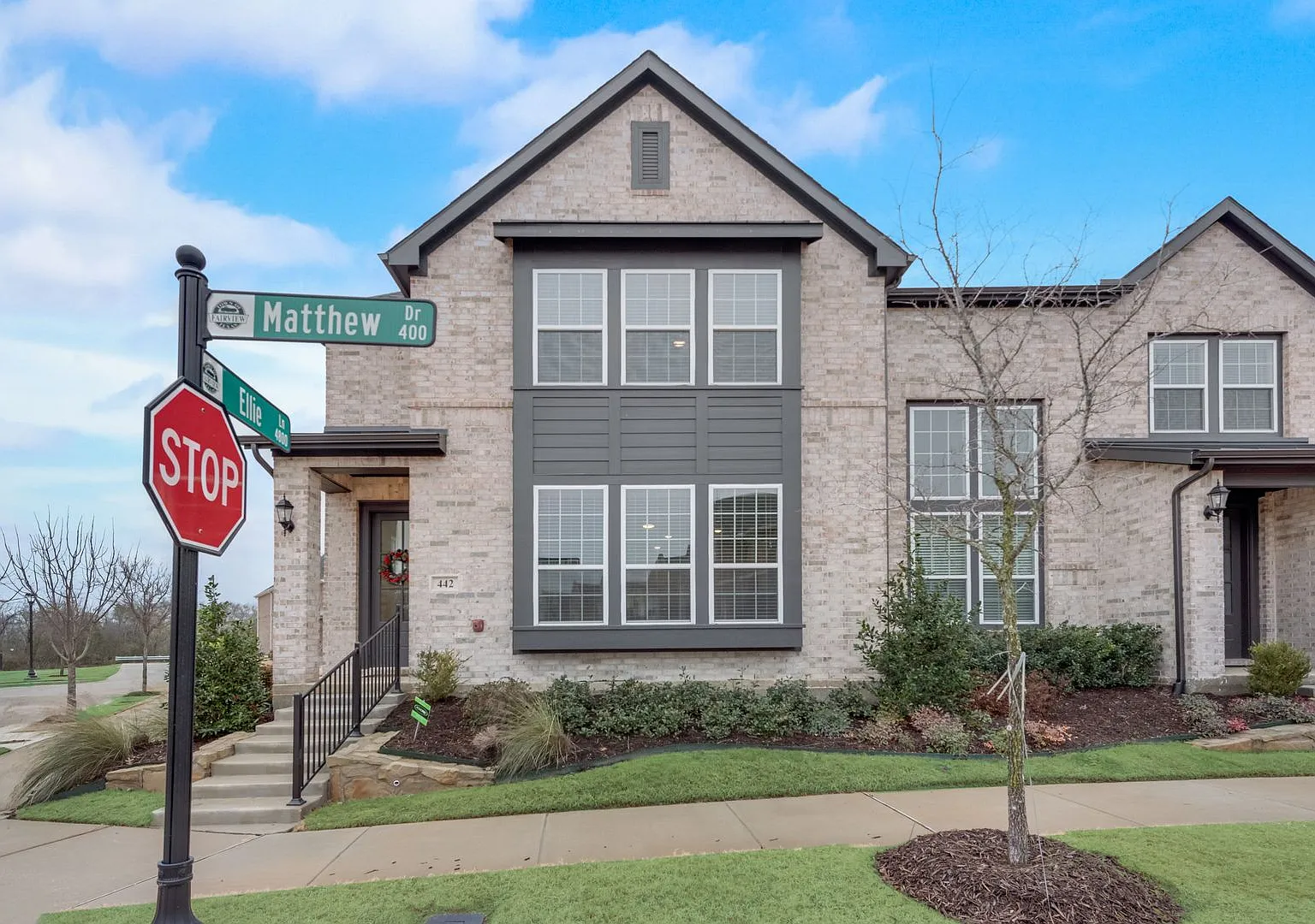 A must see townhome in Apples Crossing! McKinney ISD — Photo 3