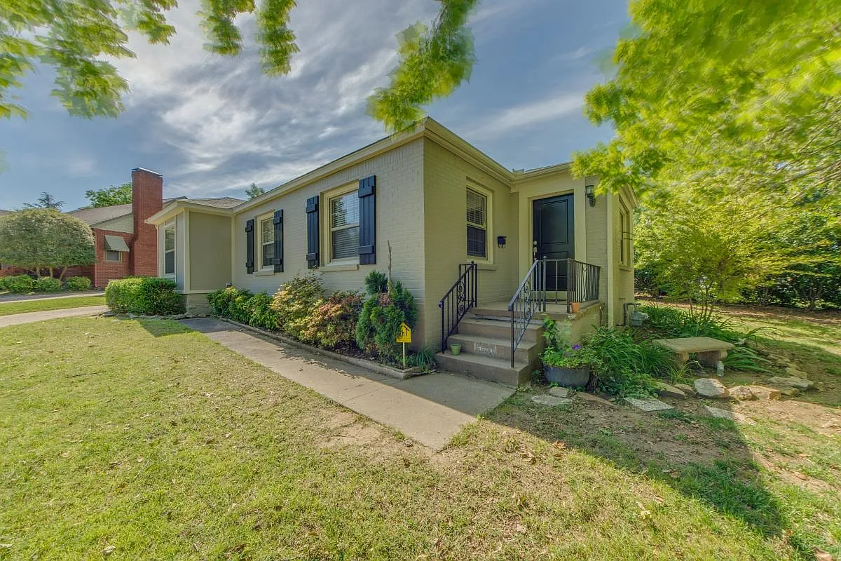 Adorable house in great neighborhood - 3320 E 22nd St
