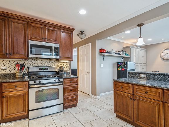 5th image of 4048 Gremley Ave