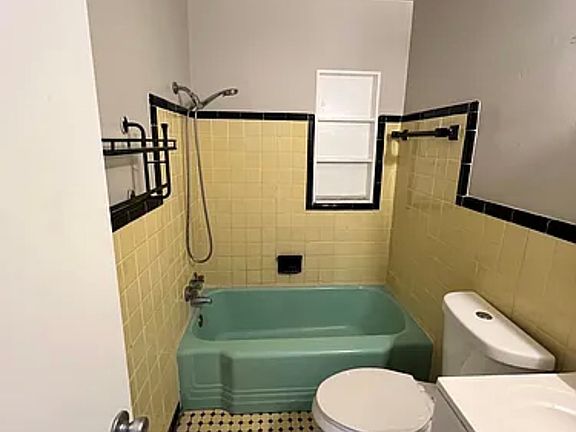 5th image of 3133 Henderson Cir E