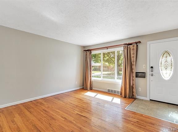 4th image of 34634 Birchwood St