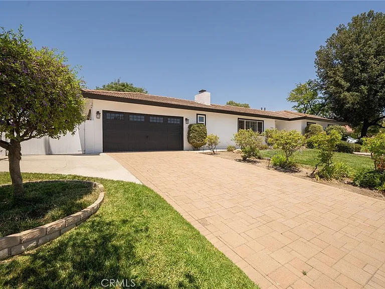 1025 Kent Dr — Photo 4