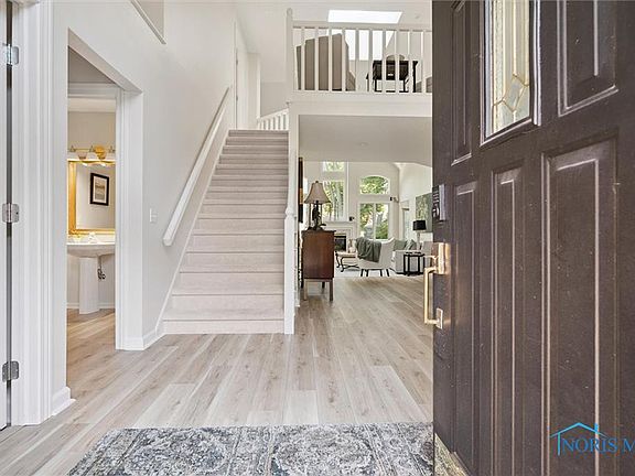 3rd image of 215 Stone Oak Ct