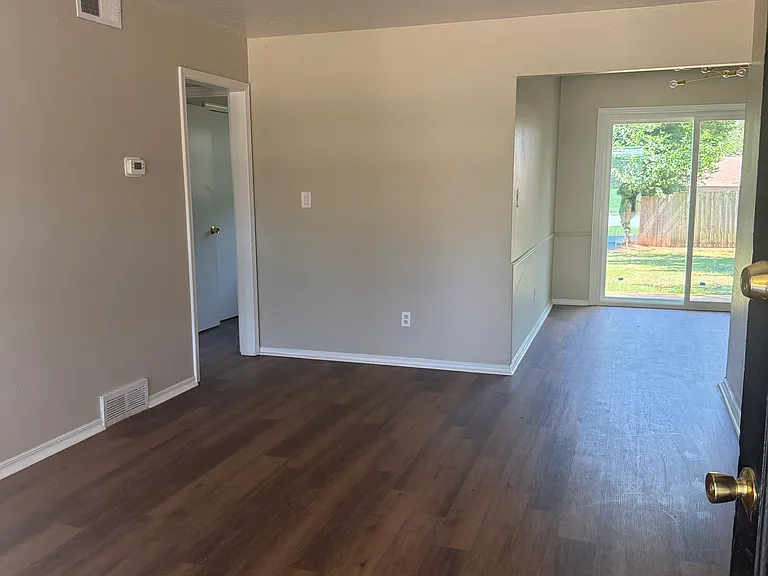 1304 Locust Dr — Photo 2