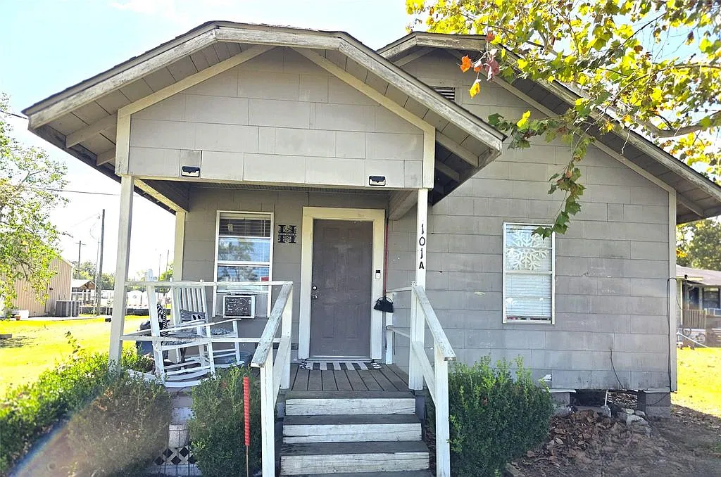3 bed, 1100 sqft, $1,200 — Photo 2