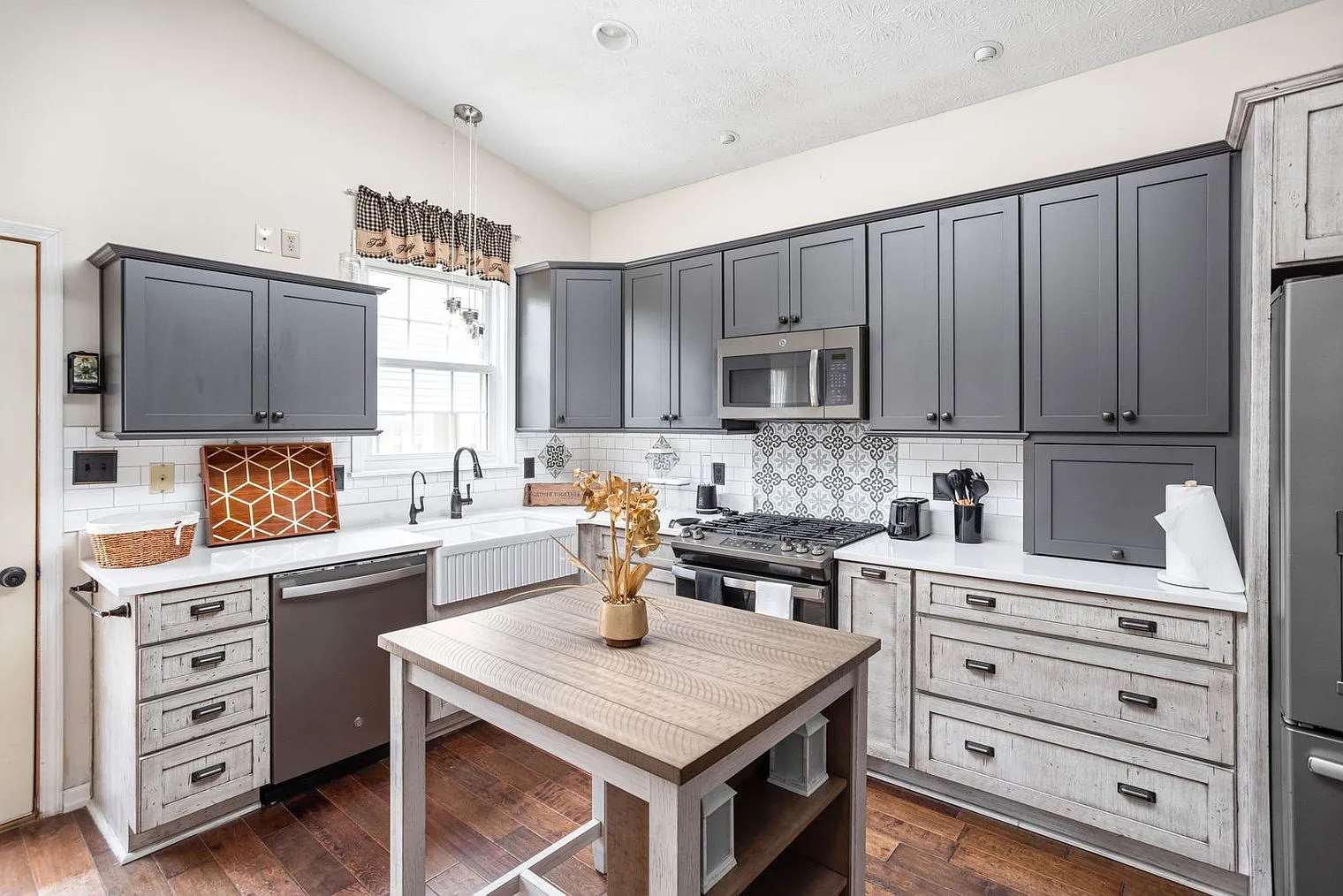 4 bed, 2.0 bath, 1797 sqft, $5,364 — Photo 4