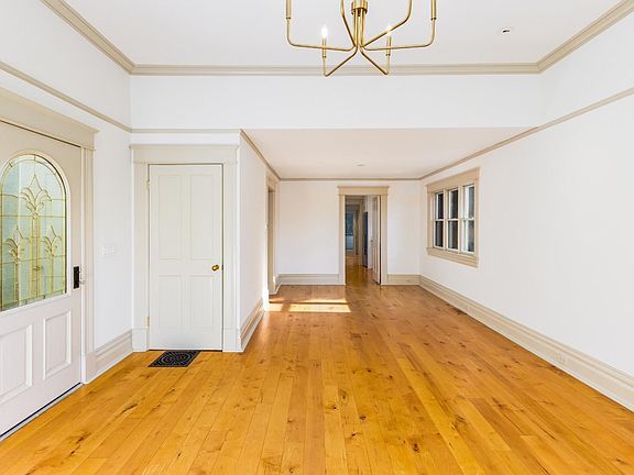 3rd image of 107 Bayview Street