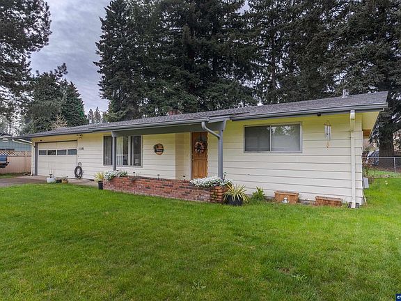 3rd image of 1095 N Manzanita St
