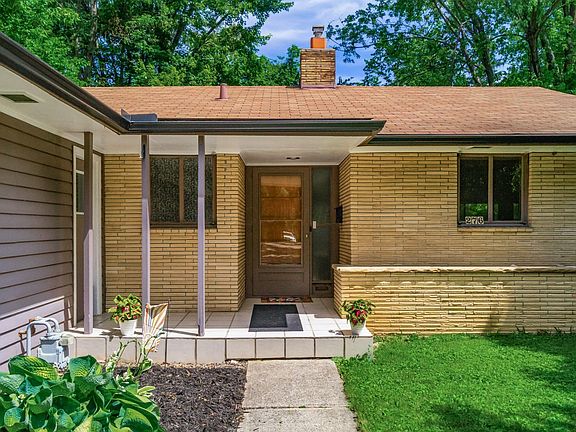 3rd image of 276 W Fountain Ave