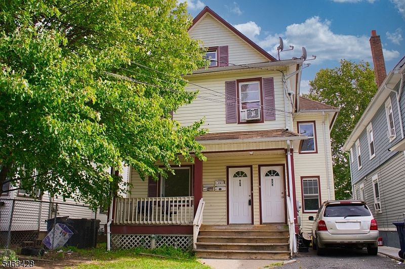 1st image of 969 W 4Th St