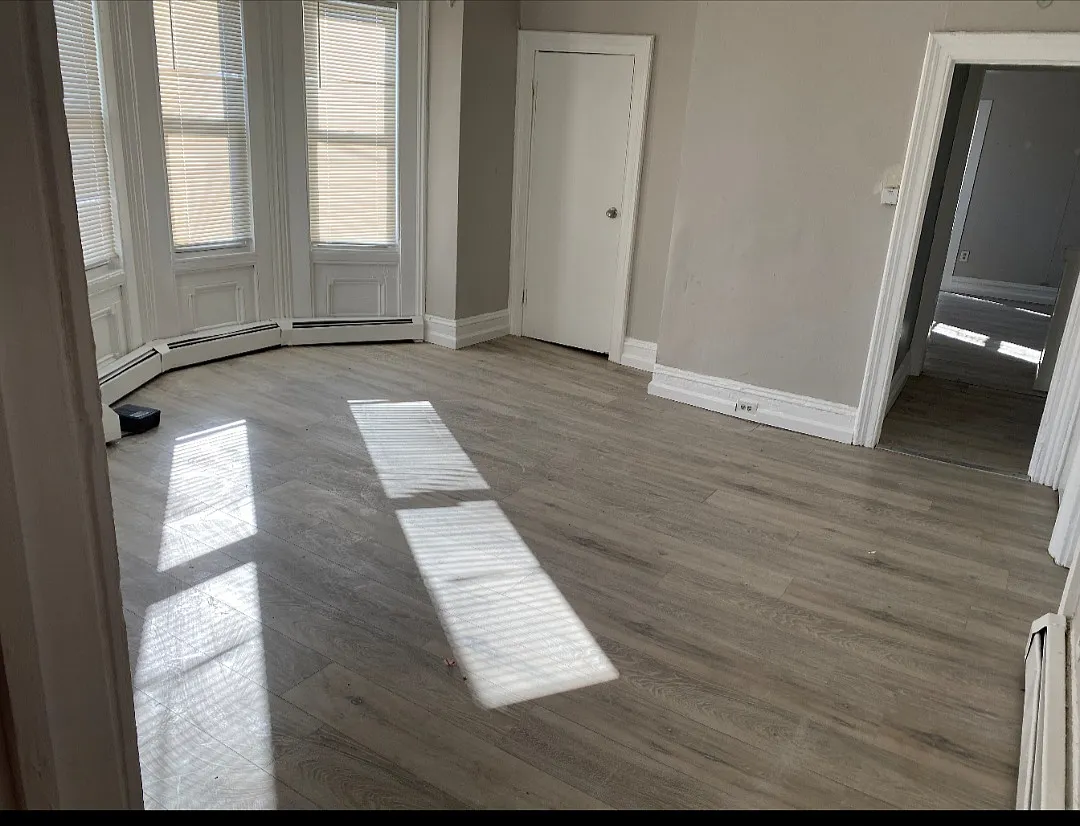 3 bed, 1300 sqft, $2,100 — Photo 3