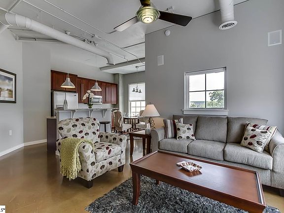 3rd image of 927 S Main St Unit 201