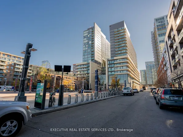 36 Lisgar St #1902, Toronto, ON M6J 0C7
