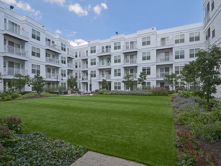 75 Tresser Blvd Apartments — Photo 45