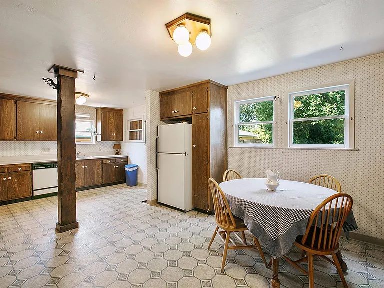 Eating nook in kitchen