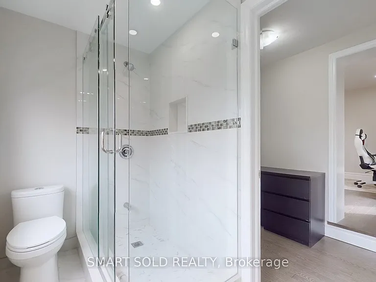 1040 Ossington Ave #MAIN FLR 2ND FLR — Photo 16
