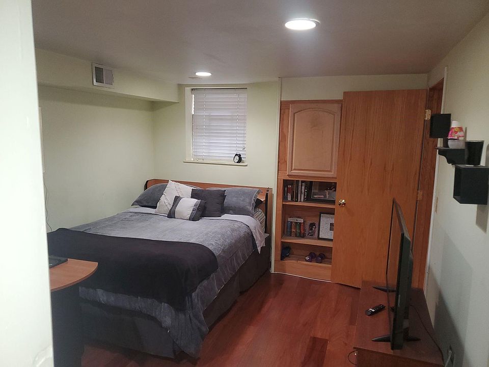 1st image of 1120 W Newport Ave APT 1R