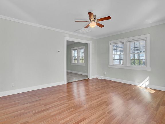 4th image of 1904 Iris St