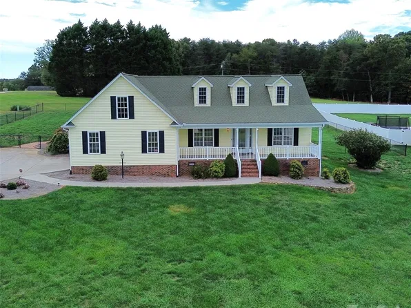 2221 Carriage Ln, Lincolnton, NC 28092