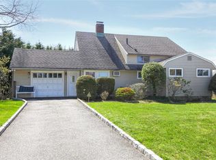35 Serpentine Ln, Levittown, NY 11756