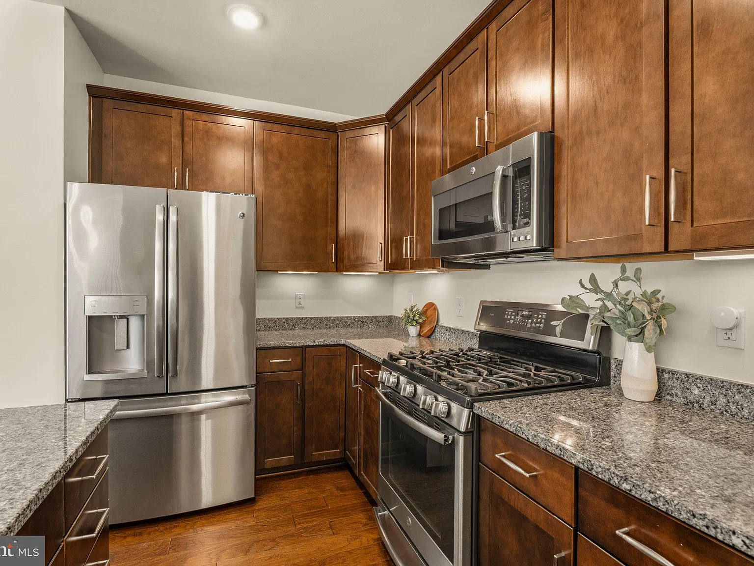 3 bed, 2.5 bath, 1707 sqft, $3,200 — Photo 3