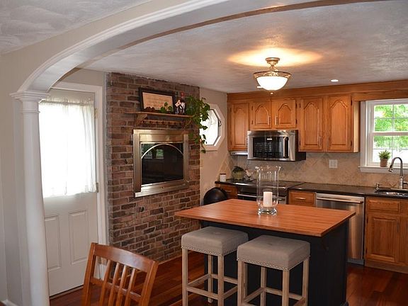 3rd image of 26 Poinsetta Ave