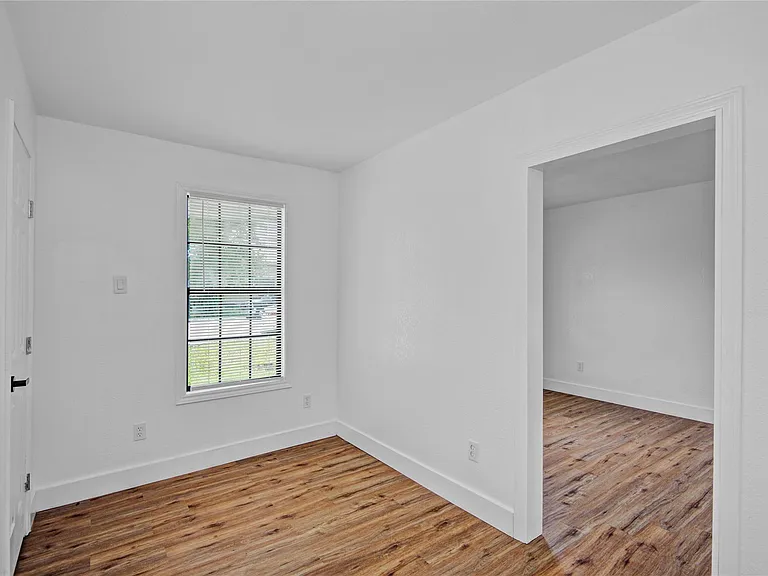 1203 W 6th St — Photo 19