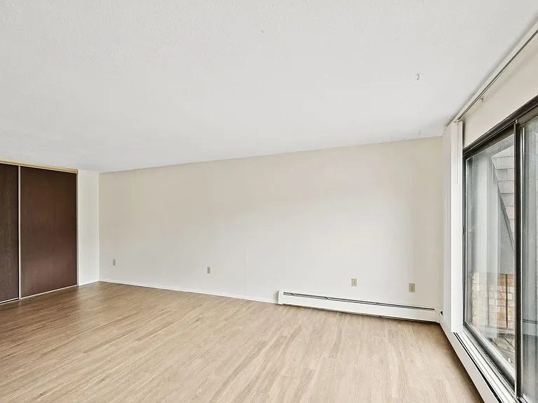 Van Dyke Apartments — Photo 30