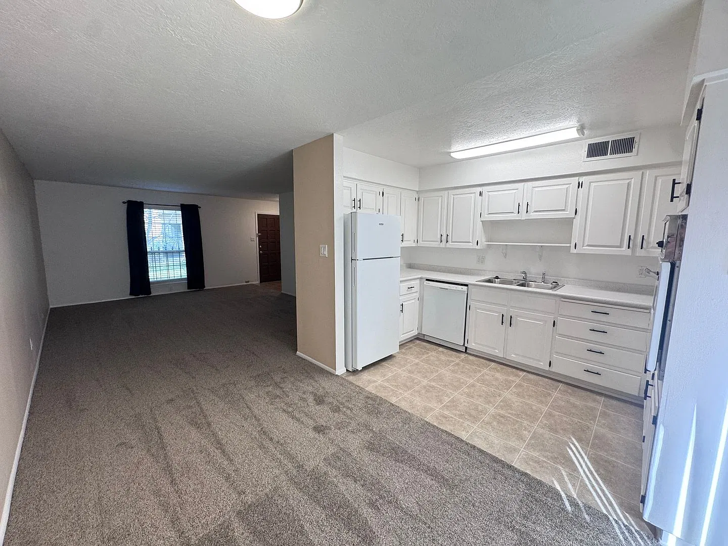 Move-in ready 2-bedroom! — Photo 3