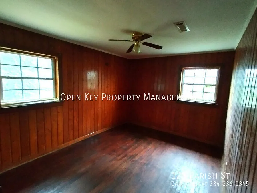 Charming 2-bed, 1-bath home in Dothan, Alabama. Features open living room and spacious yard. Sect... — Photo 4