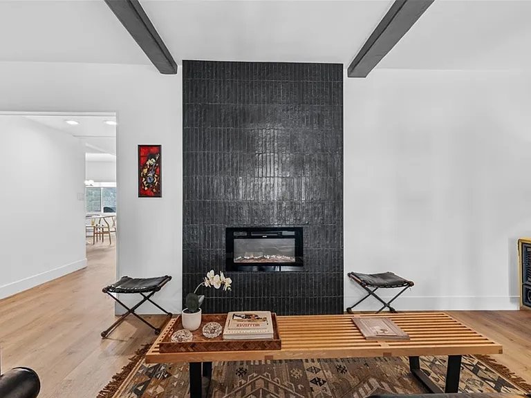 334 W Valencia Ave — Photo 23