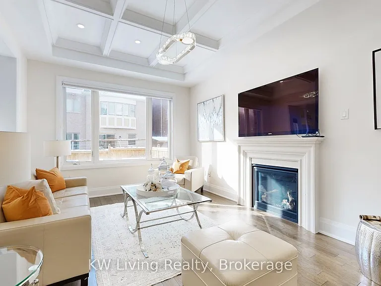 92 Giardina Cres — Photo 3