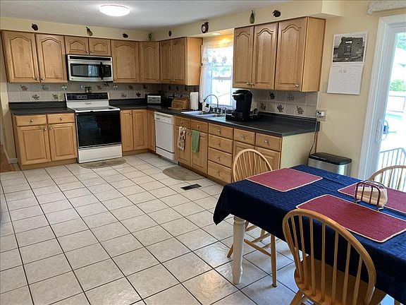 Kitchen / Dining Area