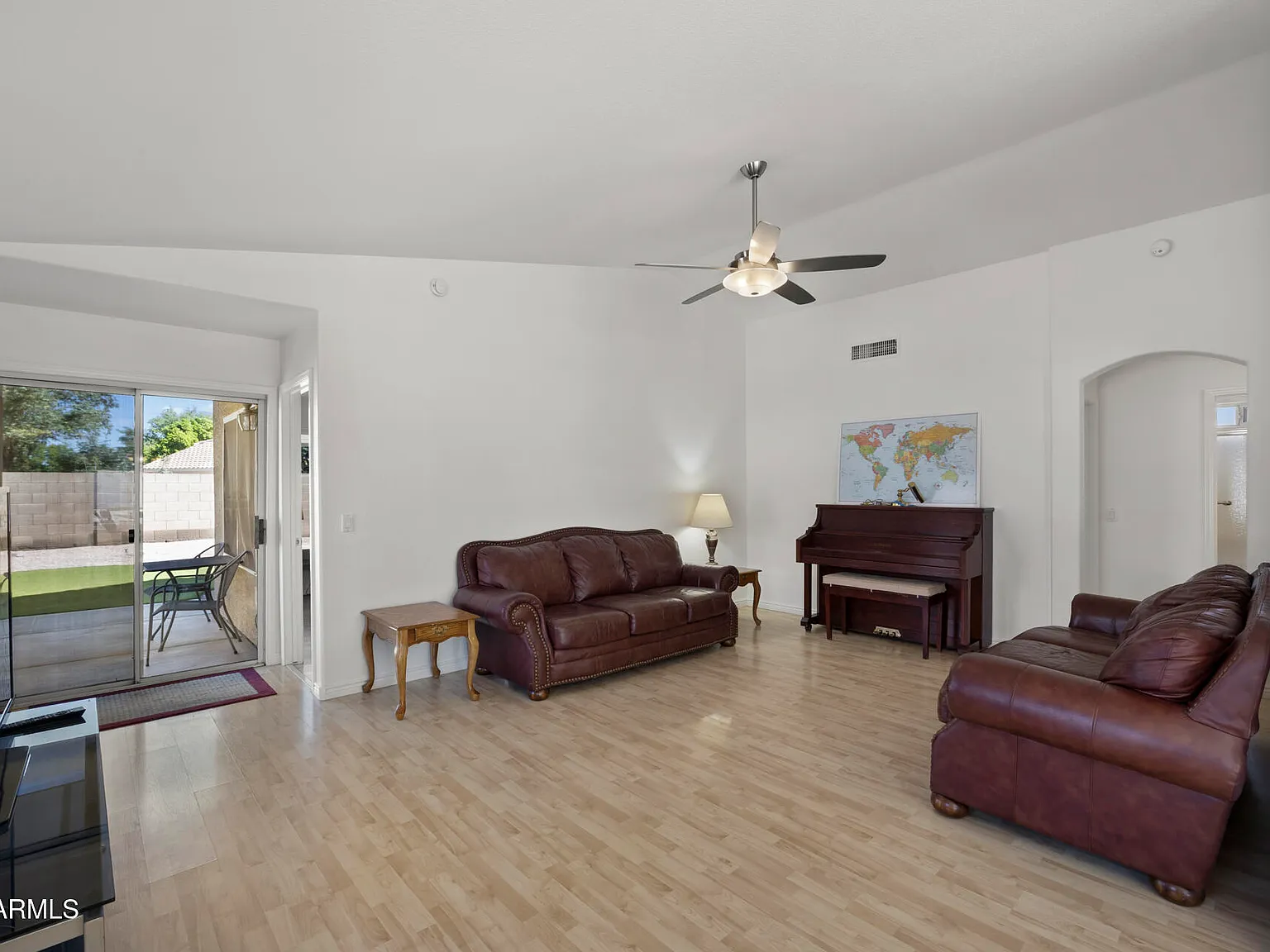 3 bed, 2.0 bath, 1279 sqft, $2,300 — Photo 2