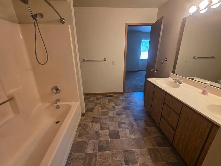 1009 Valley Side Dr — Photo 16