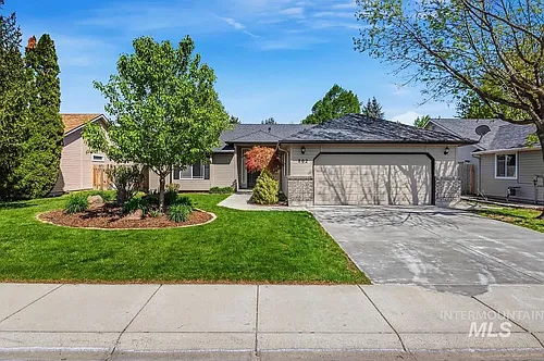 802 N Echohawk Way Photo 1