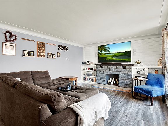 5th image of 211 Laurel Dr