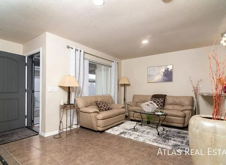 530 W La Jolla Dr — Photo 4