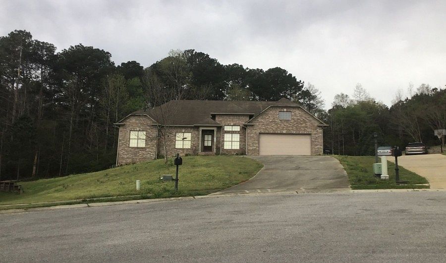 1st image of 165 Farmingdale Dr