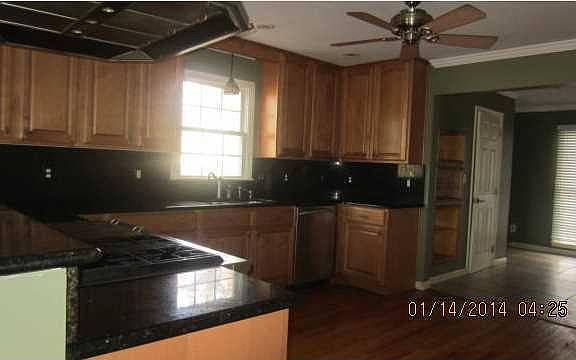 3rd image of 404 Lakeview Dr