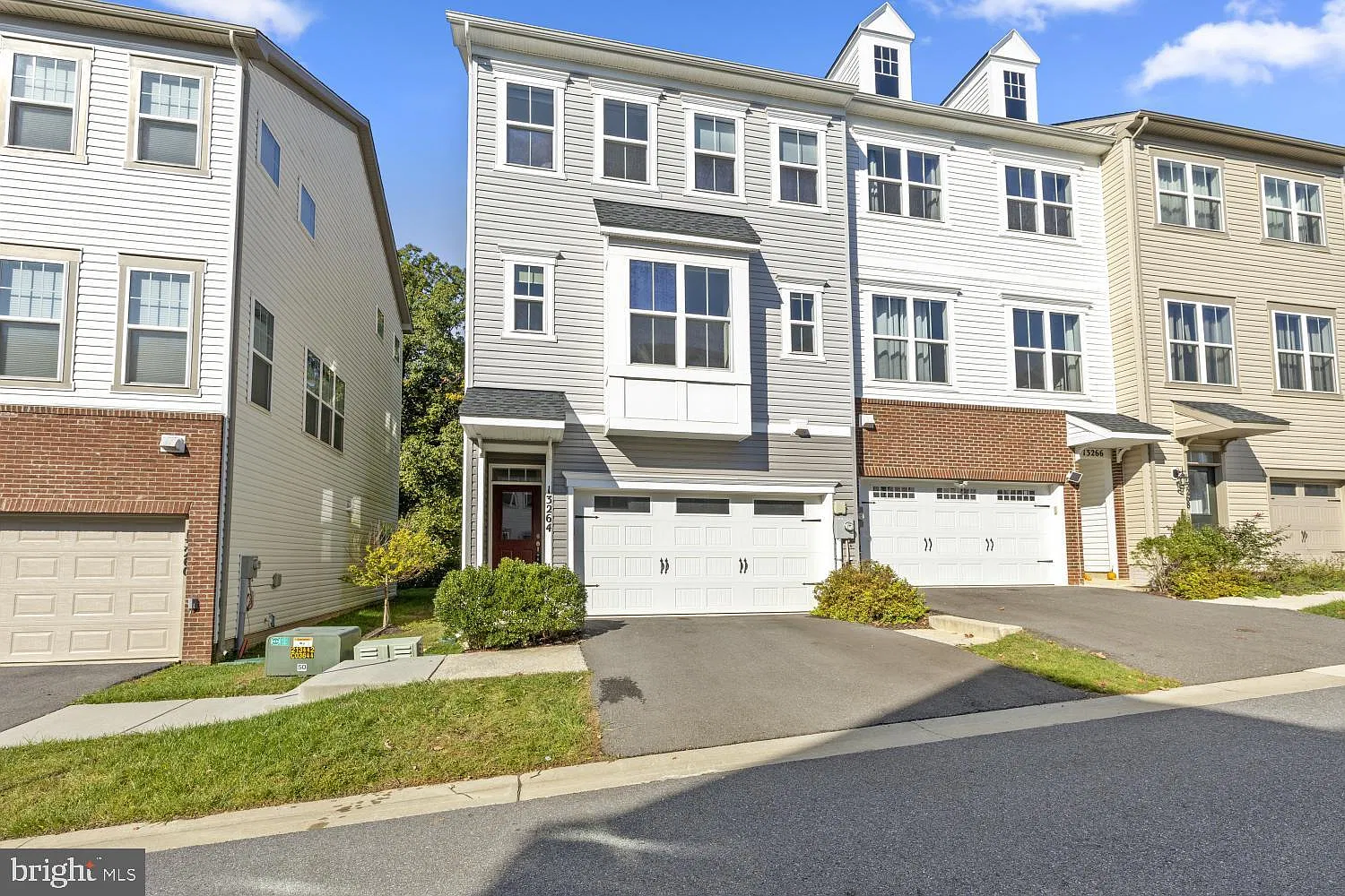 3 bed, 3.5 bath, 2280 sqft, $3,300 — Photo 2
