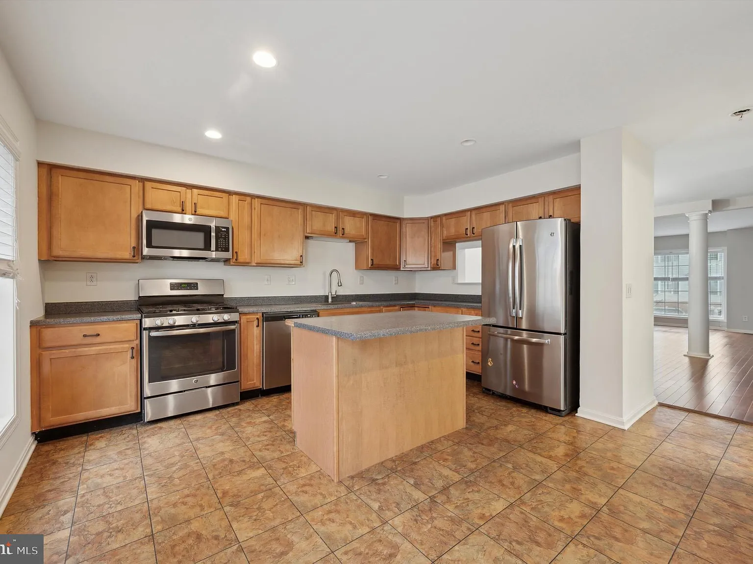 3 bed, 2.5 bath, 2043 sqft, $3,000 — Photo 4