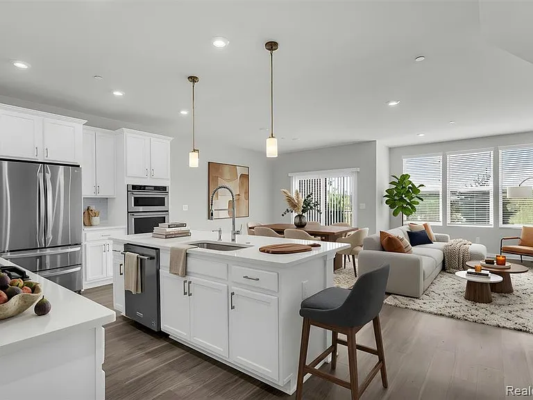313 Strawberry Dr — Photo 2