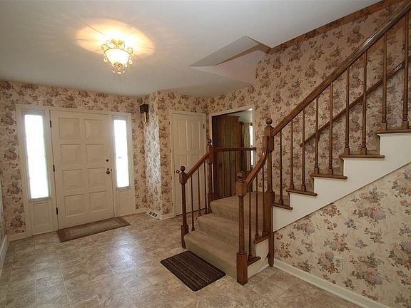 4th image of 1133 W Pembrook Dr