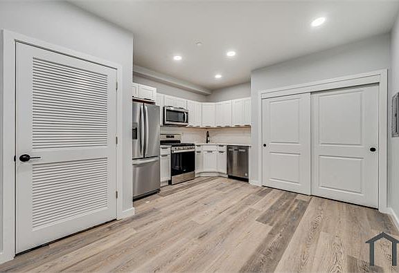 4th image of 1611 W Girard Ave #1