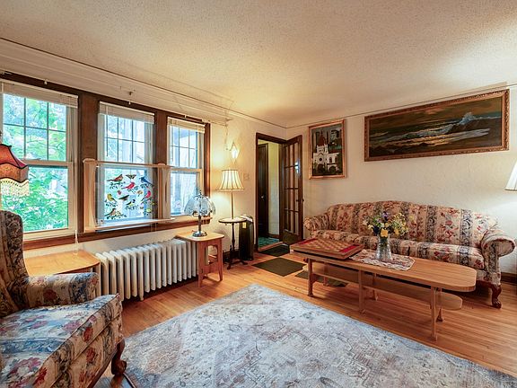 4th image of 241 Queen Ave S
