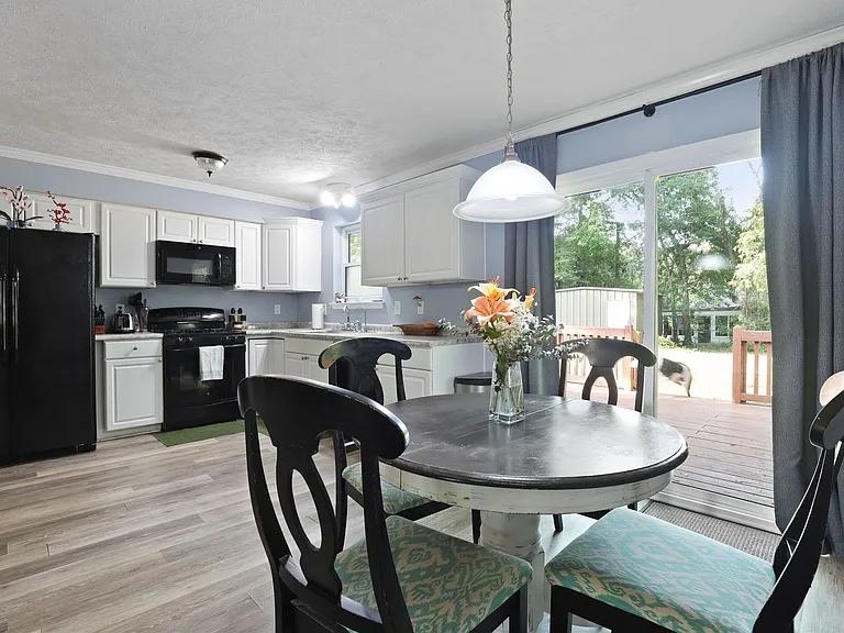 226 Larchmont Dr — Photo 21